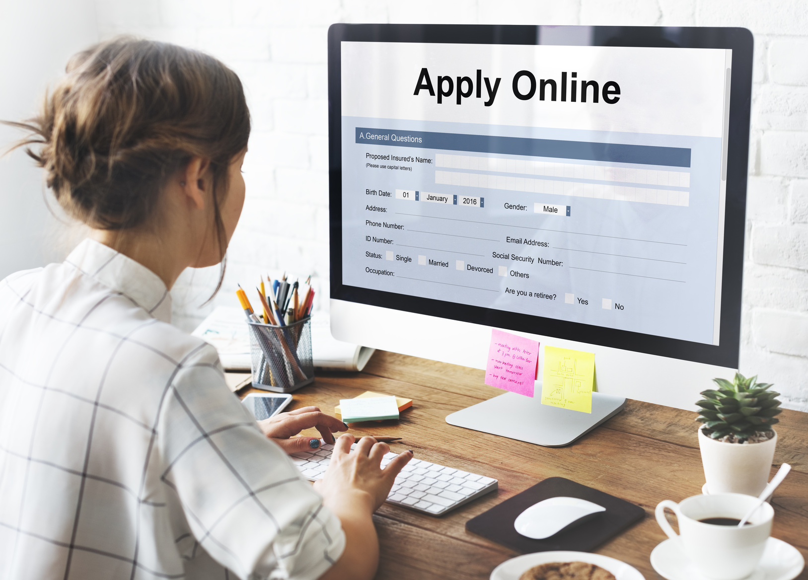 Frau bewirbt sich online am PC