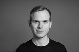 Portrait-Foto von Dorian vor einem dunkelgrauen Hintergrund