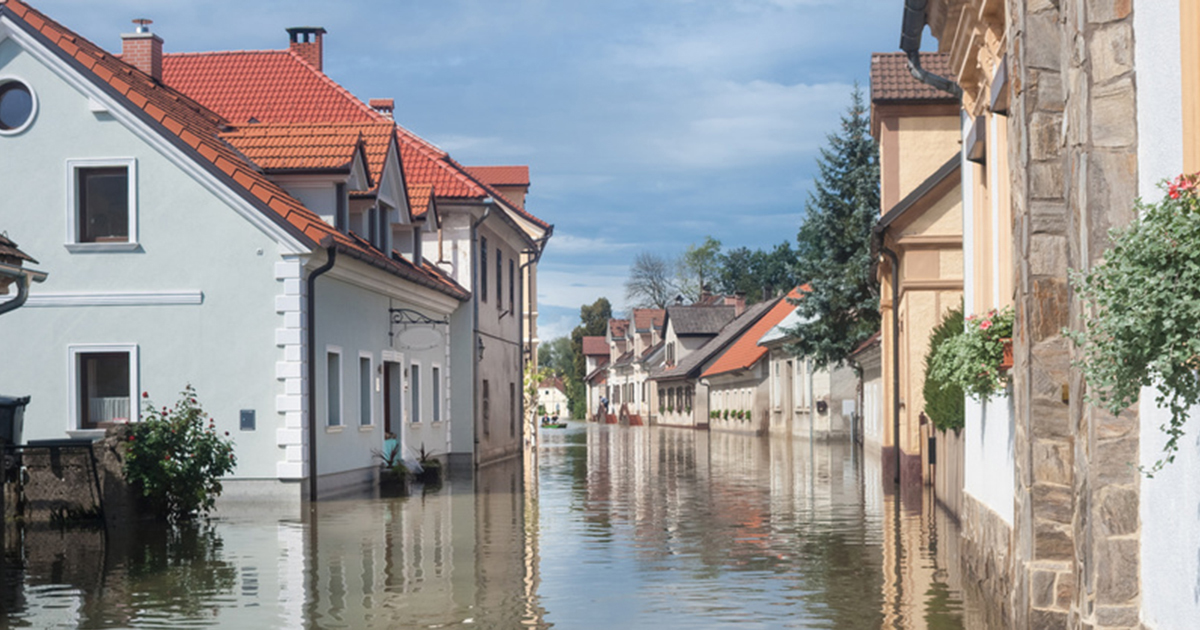 Durch Starkregen überschwemmte Straße