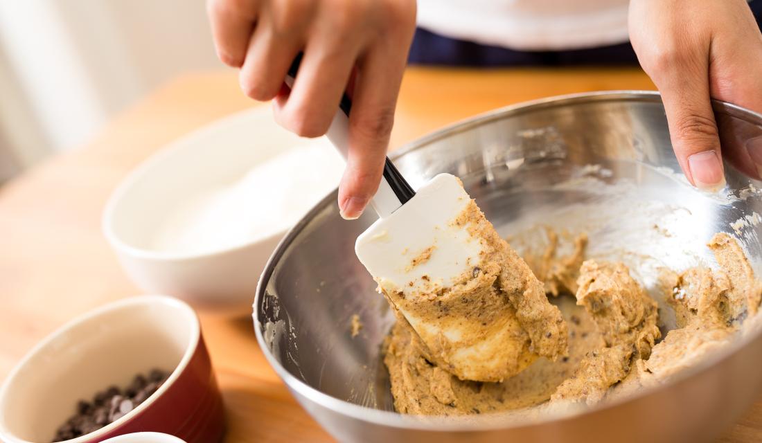 Jemand rührt Teig in einer Schüssel.