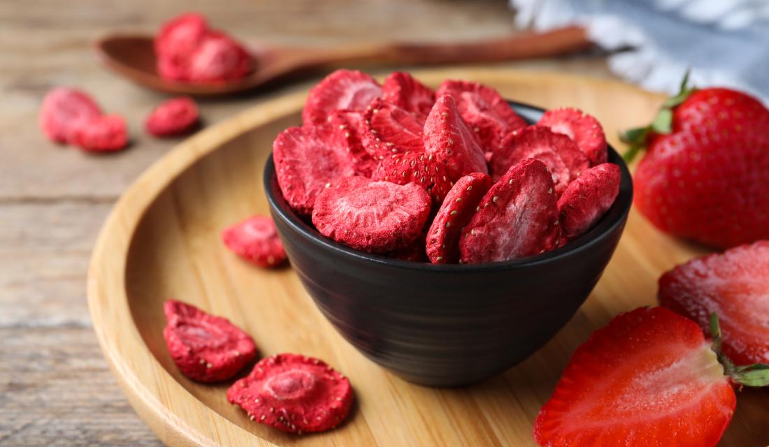 Gefriergetrocknete Erdbeeren in einer Schale