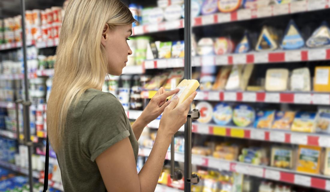 Frau liest Verpackungstext