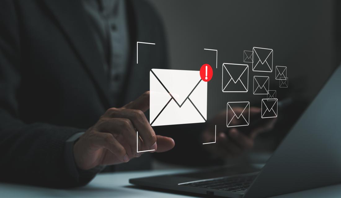 Person arbeit am Laptop mit mail 