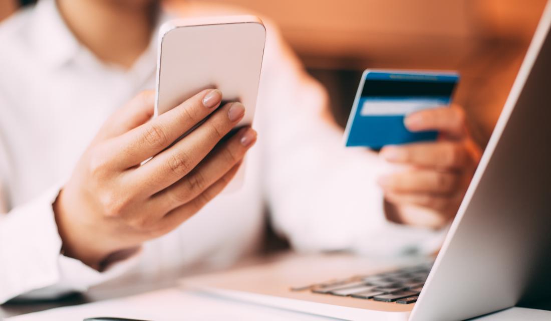 Frau beim online-shopping mit Kreditkarte und Laptop