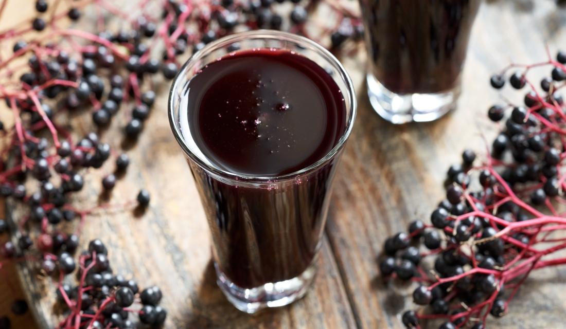 Glas mit Holundersaft