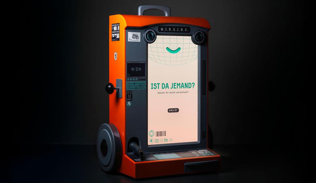 Roboter WIRSING vor schwarzem Hintergund