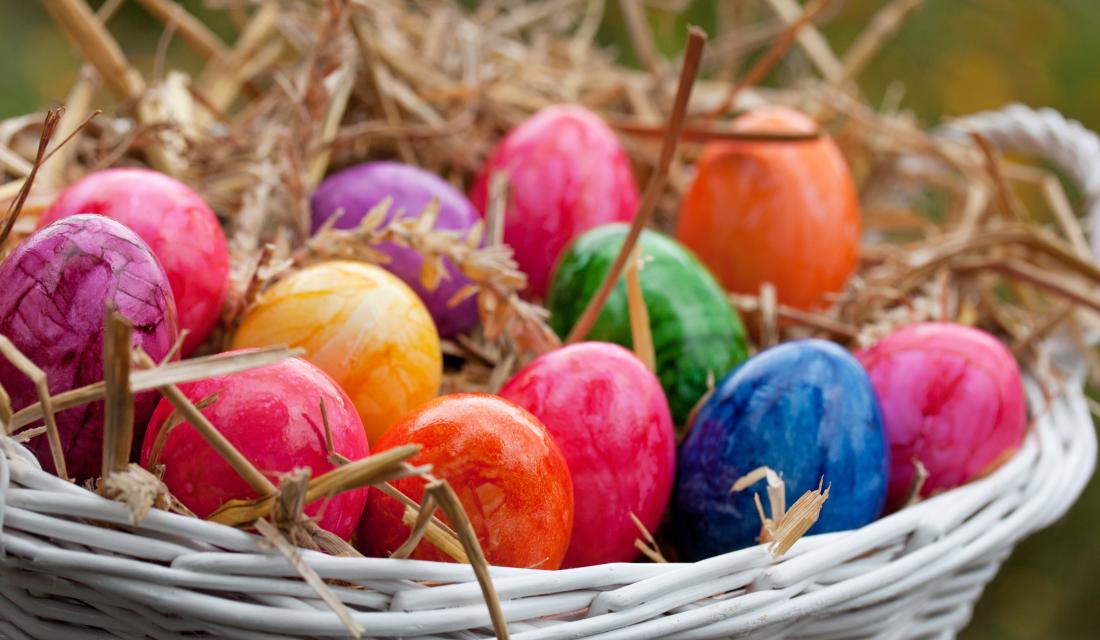 bunte Eier in einem Korb