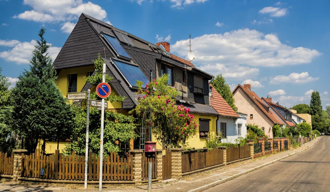 Zweifamilienhaus mit Photovoltaik auf einer Haushälfte