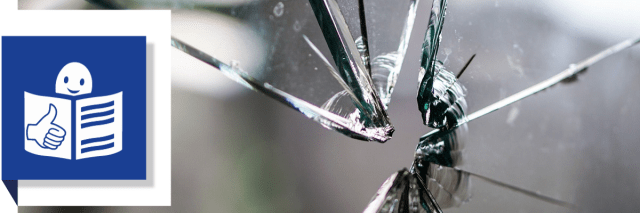 Eine kaputte Glasscheibe.