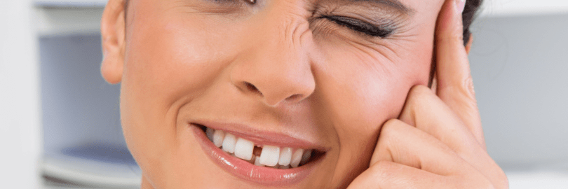 Frau mit Zahnlücke