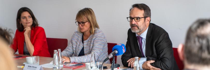 Podium der Jahrespressekonferenz mit Markus Kamrad, Wibke Werner, Dr. Britta Schautz