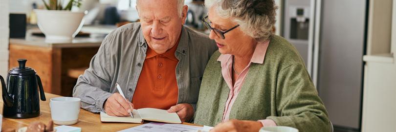 Senioren prüfen gemeinsam Dokument