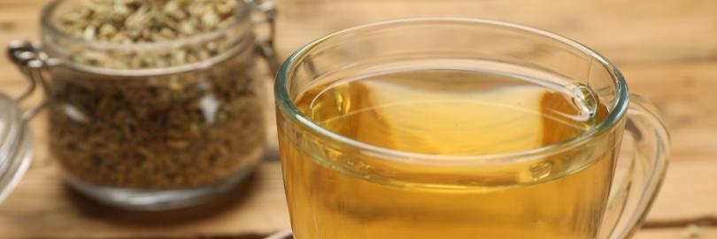 Fencheltee in einer Glastasse