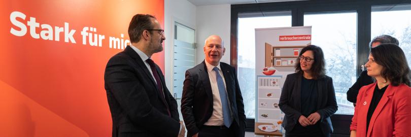Markus Kamrad, Kai Wegner, Petra Hegemann und Britta Schautz vor einem Roll-Up der Verbraucherzentrale