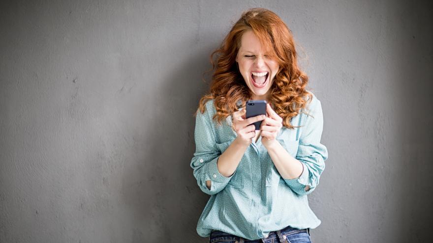 Frau schießt ein Selfie mit ihrem Handy
