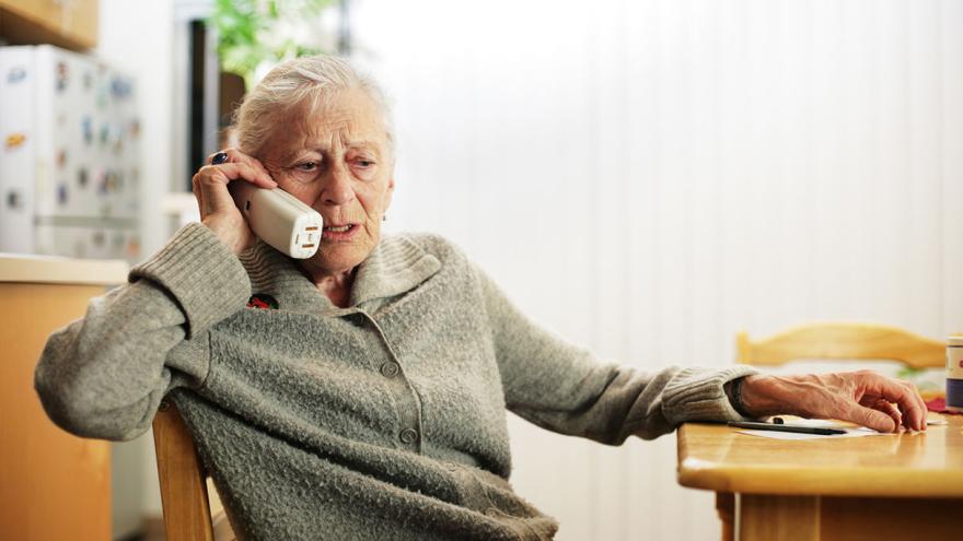 Ältere Dame am Telefon