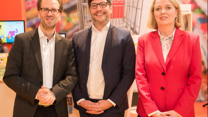 Senator Dr. Behrendt am Stand der Verbraucherzentrale