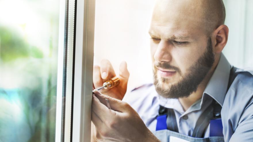 Handwerker arbeitet am Fenster