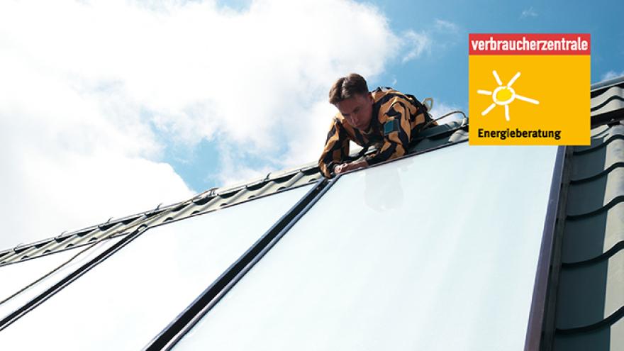 Mann arbeitet an Solarpaneel