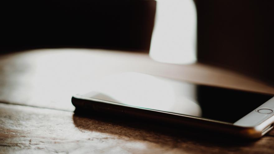 Smartphone liegt auf Tisch