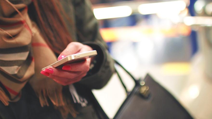 Frau liest eine Nachricht auf ihrem Smartphone