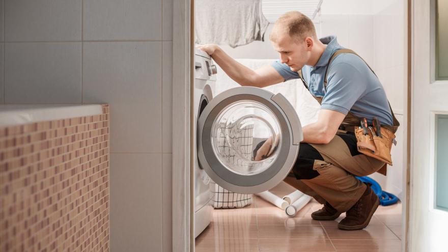 Handwerker repariert Waschmaschine