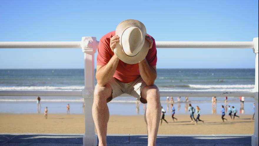 enttäuschter Tourist am Strand