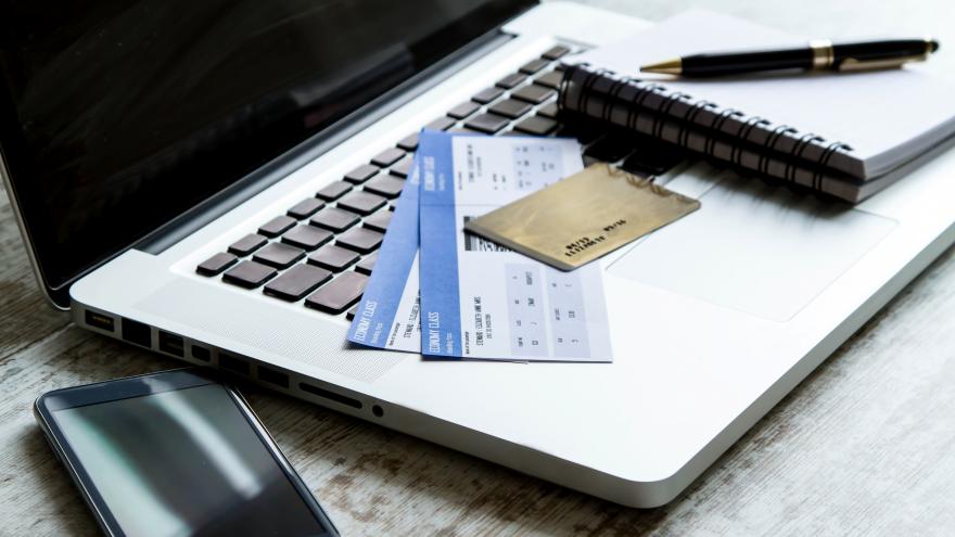 Ticket liegt auf Laptop