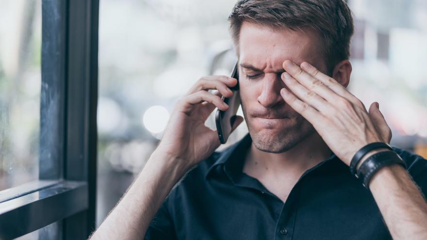 Mann am Telefon guckt gestresst