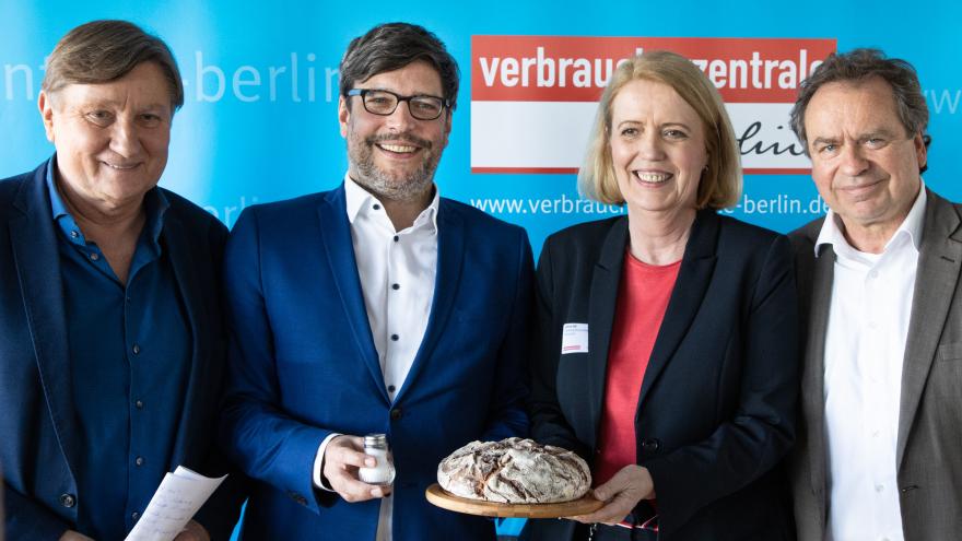 Ulli Zelle, Dr. Dirk Behrendt, Dörte Elß und Reiner Wild vor dem Verbraucherzentrale-Roll Up