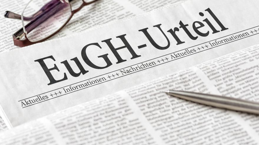 Zeitung mit der Überschrift "EuGH-Urteil"