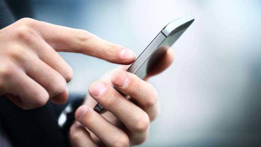 Mann bedient Smartphone