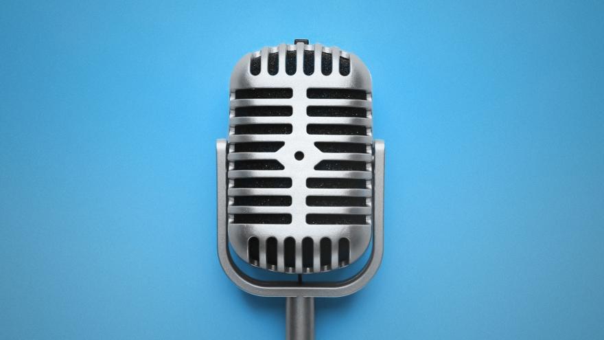 Mikrofon vor blauem Hintergrund