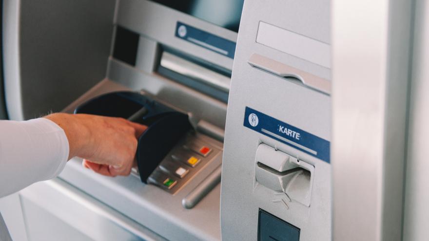 Frau bei der PIN-Eingabe am Geldautomat