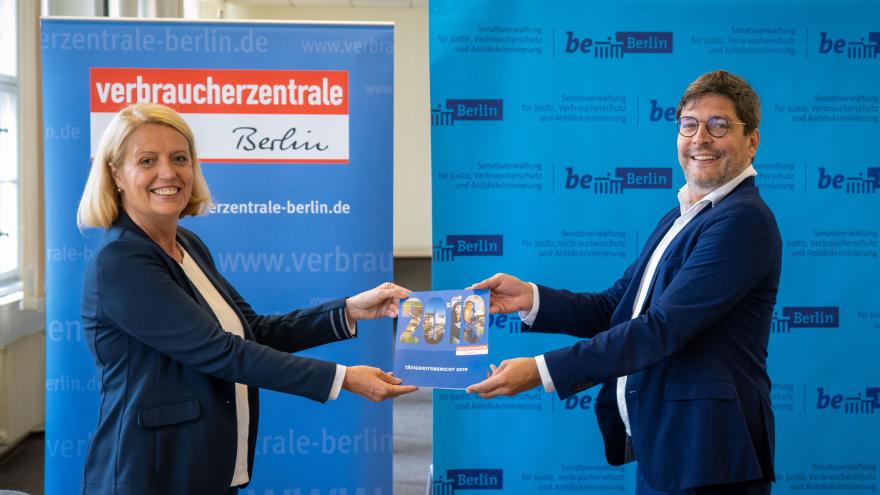 Dörte Elß übergibt den Tätigkeitsbericht 2019 der Verbraucherzentrale Berlin an Senator Behrendt
