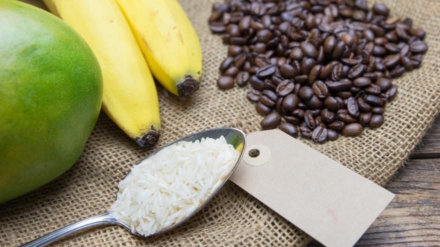 Kaffee, Reis, Bananen und eine Mango liegen auf einem Kaffeesack