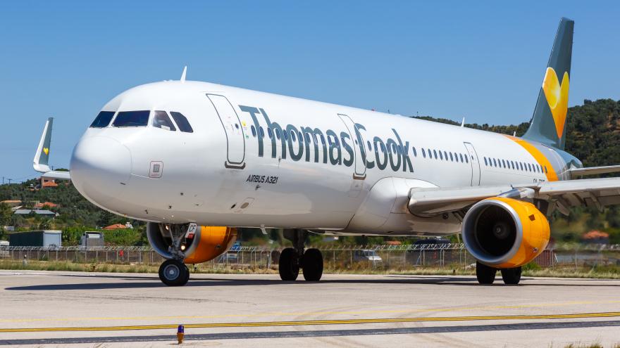 Flugzeug der Firma Thomas Cook steht auf Rollbahn