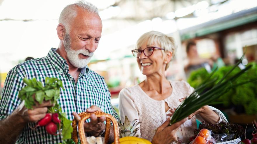Glückliches Seniorenpaar beim Gemüseeinkauf