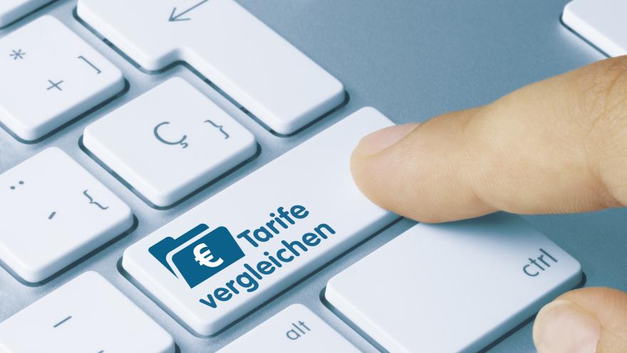 Tastatur mit einer Taste, die mit "Tarife vergleichen" beschriftet ist und gerade gedrückt wird