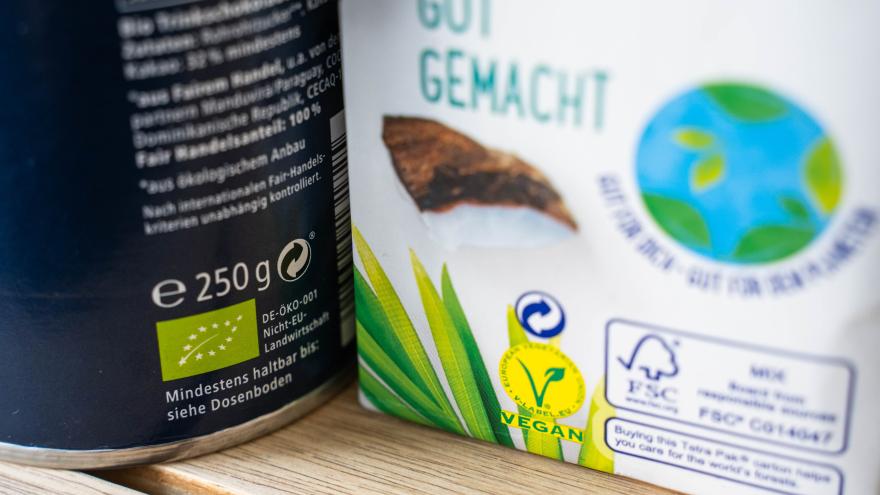 Bio- und Vegan-Label auf verschiedenen Produkten