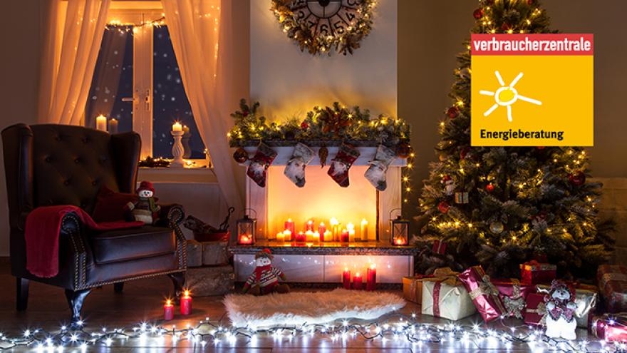Wohnzimmer mit Weihnachtsbaum und festlicher Beleuchtung
