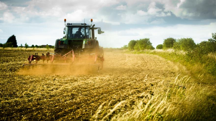 Traktor beim Pflügen eines Feldes