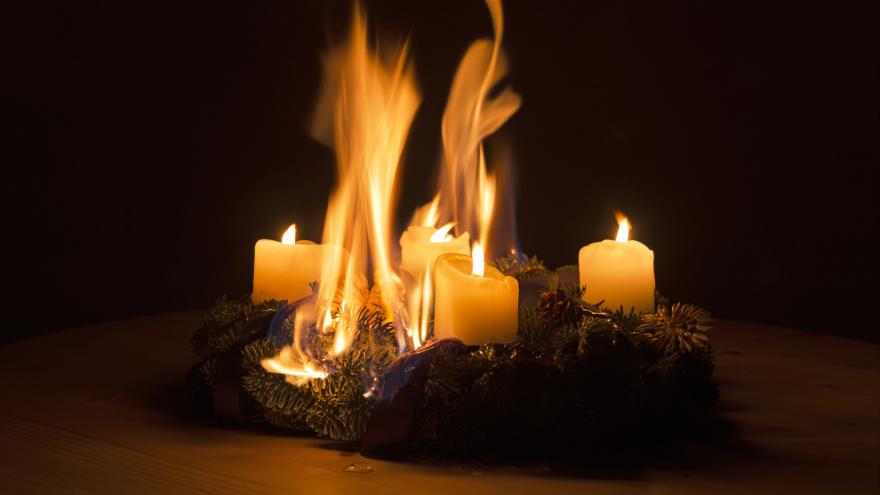 Ein Adventskranz, der Feuer gefangen hat