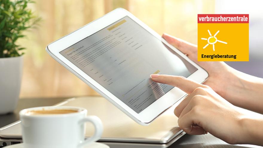 Nahaufnahme einer Hand, die ein Tablet bedient