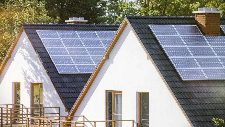 Hausdächer mit Solarpaneelen