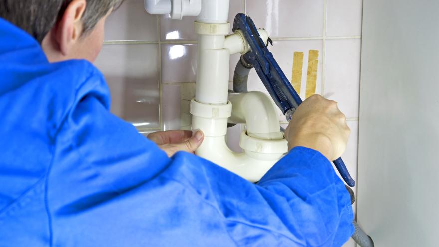 Handwerker bei der Reparatur eines Abflusses