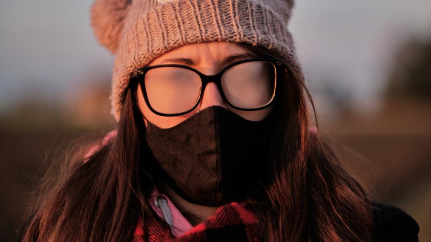 Frau mit Gesichtsmaske und beschlagener Brille