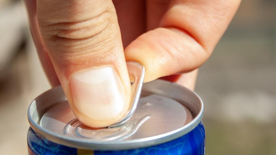 Nahaufnahme einer Hand beim Öffnen einer Energydrink-Dose