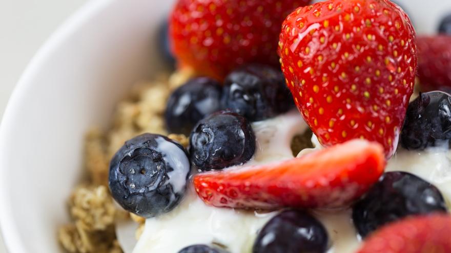 Schüssel mit Joghurt, Früchten und Müsli in Nahaufnahme