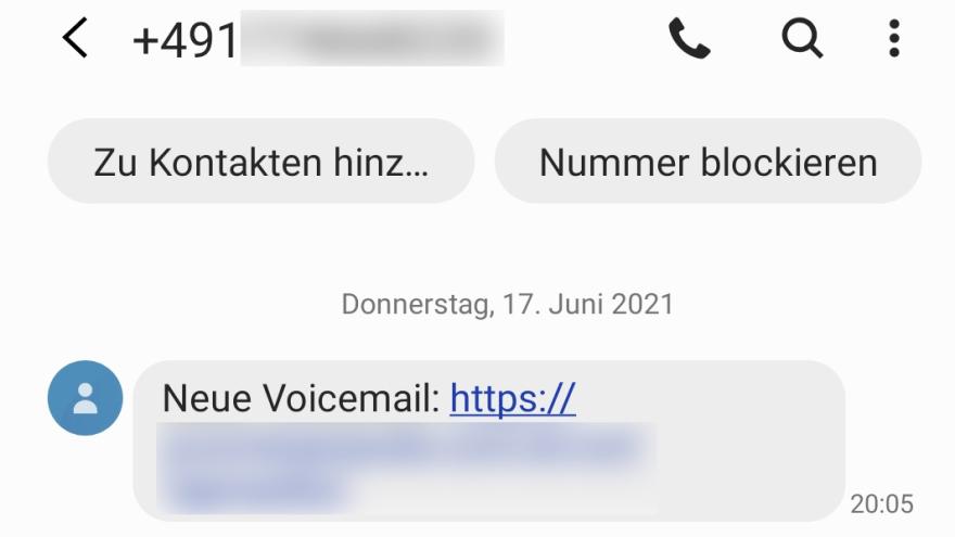 Screenshot einer SMS von +491 [unkenntlich] mit dem Inhalt: "Neue Voicemail: https://[unkenntlich]"